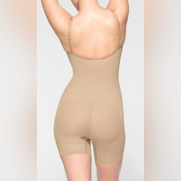 Skims Seamless Sculpt Mid Thigh Bodysuit Open Gusset In Mica S/M Shape-wear New - Picture 8 of 9